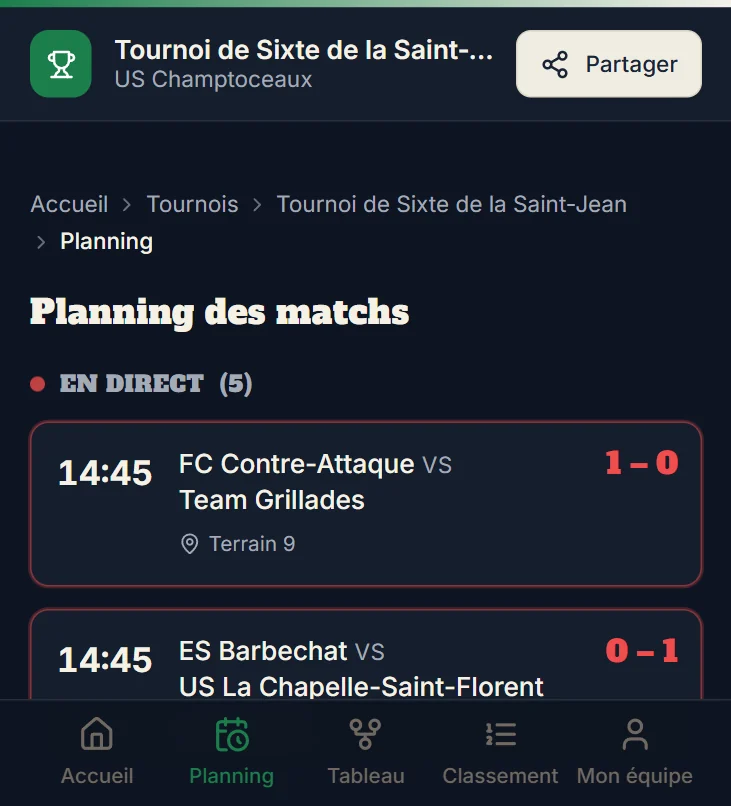 Le planning des matchs d'un tournoi de sixte sur téléphone, avec cinq matchs en direct, les horaires, les terrains et les scores.